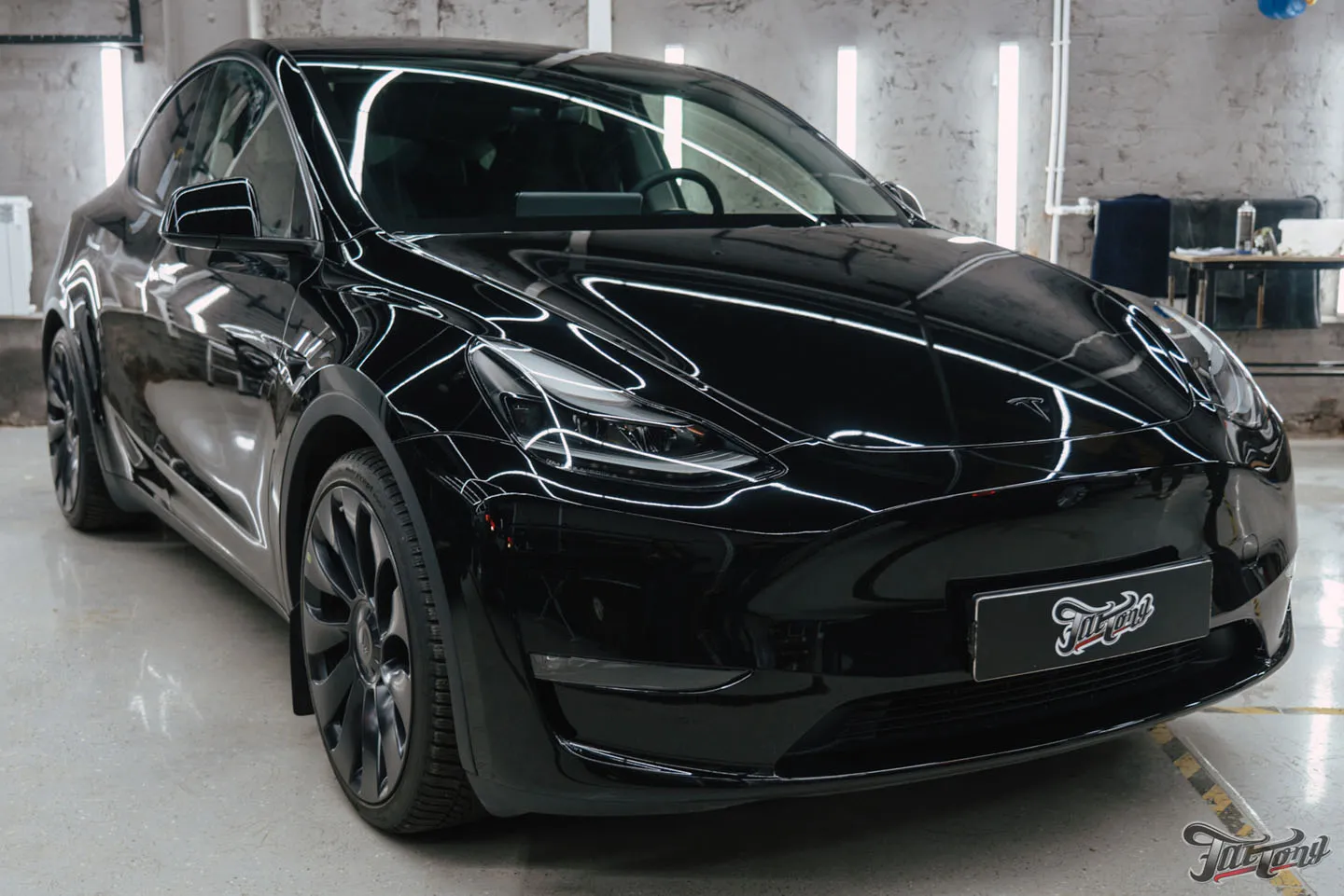 Оклеили Tesla Model Y в глянцевый полиуретан